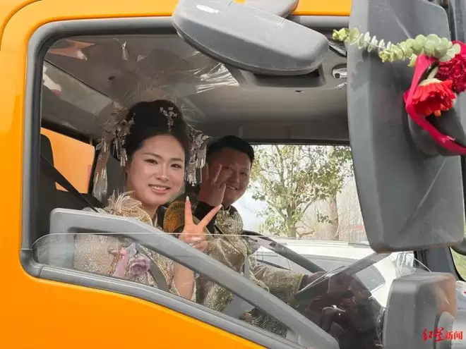 浪漫？中国“掏二代”结婚 9辆吸粪车迎亲