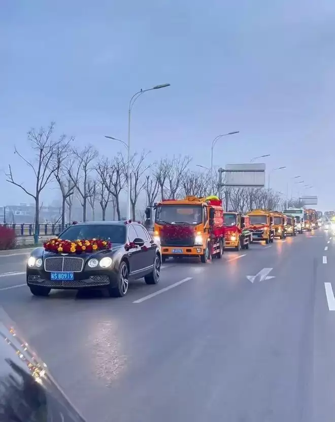 浪漫？中国“掏二代”结婚 9辆吸粪车迎亲