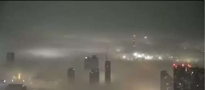密云压城雷电惊！初春雷暴下的多伦多惊现罕见壮观城市景象