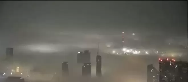 密云压城雷电惊！初春雷暴下的多伦多惊现罕见壮观城市景象