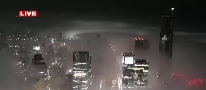 密云压城雷电惊！初春雷暴下的多伦多惊现罕见壮观城市景象
