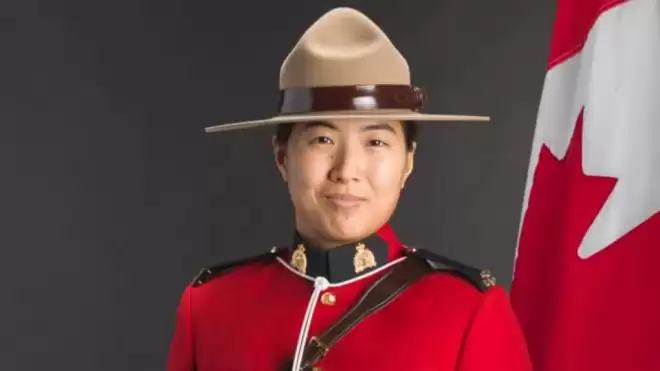加拿大华裔女骑警被刺身亡，嫌犯称"没精神问题"，坚持要受审