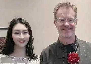 回加生活的“洋笑星”大山，61岁近照认不出