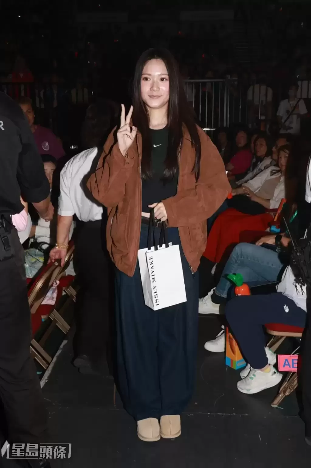 黎明红馆演唱会今晚圆满落幕  容祖儿、阿Sa化身小粉丝   兴奋大玩“红萝卜手灯”