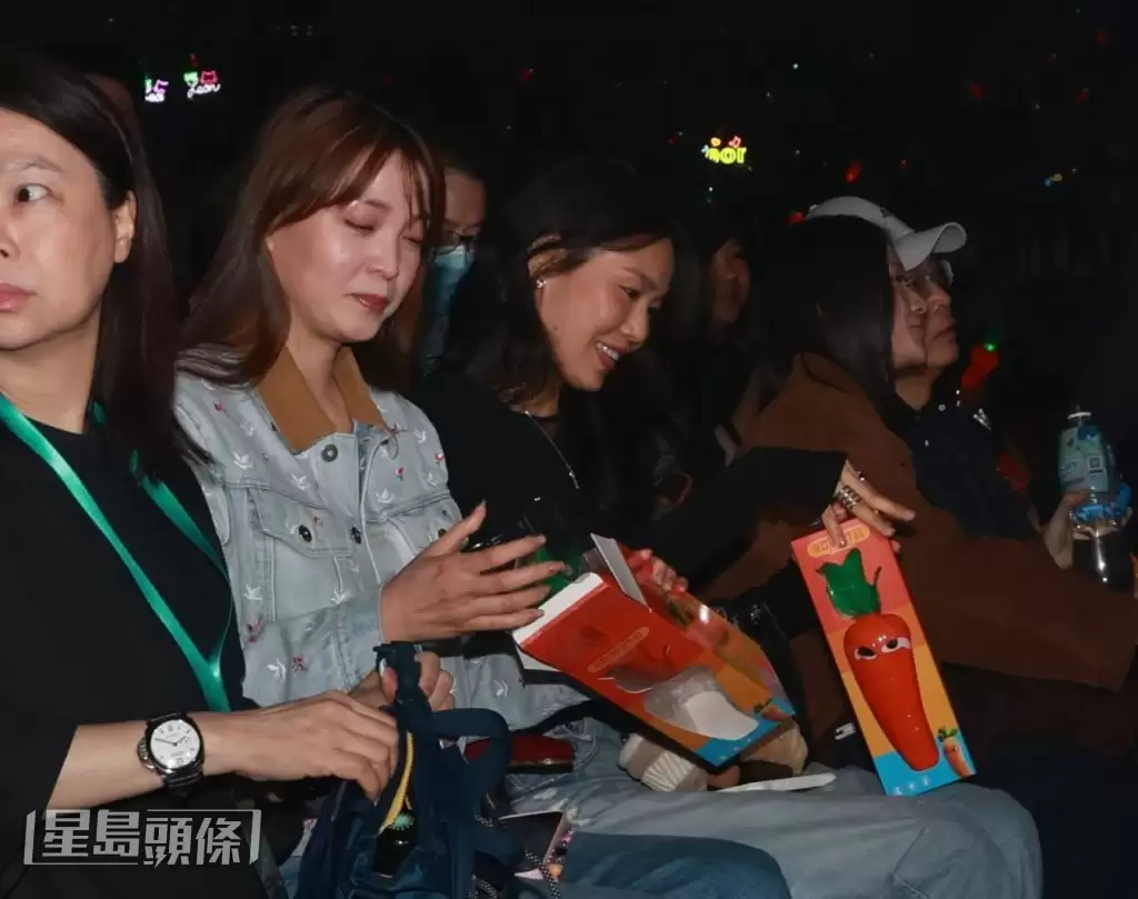 黎明红馆演唱会今晚圆满落幕  容祖儿、阿Sa化身小粉丝   兴奋大玩“红萝卜手灯”
