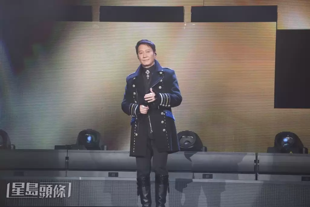 黎明红馆演唱会今晚圆满落幕  容祖儿、阿Sa化身小粉丝   兴奋大玩“红萝卜手灯”