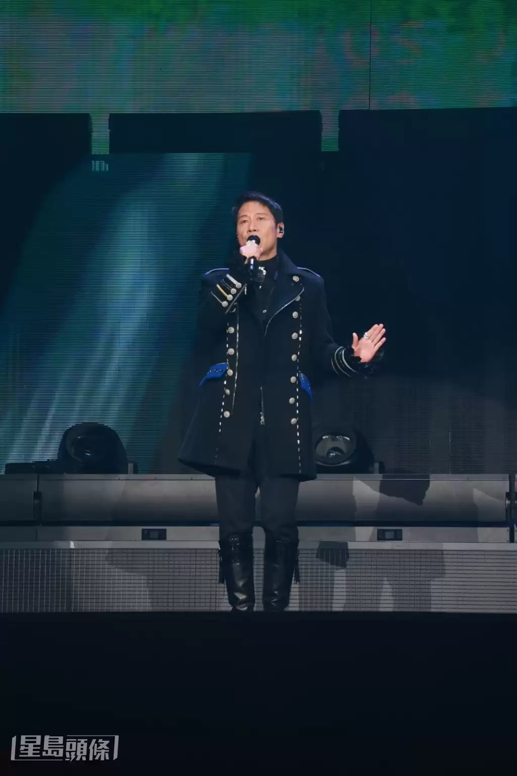 黎明红馆演唱会今晚圆满落幕  容祖儿、阿Sa化身小粉丝   兴奋大玩“红萝卜手灯”
