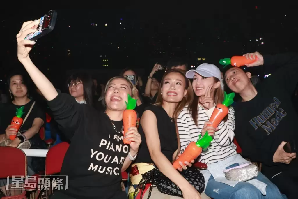 黎明红馆演唱会今晚圆满落幕  容祖儿、阿Sa化身小粉丝   兴奋大玩“红萝卜手灯”