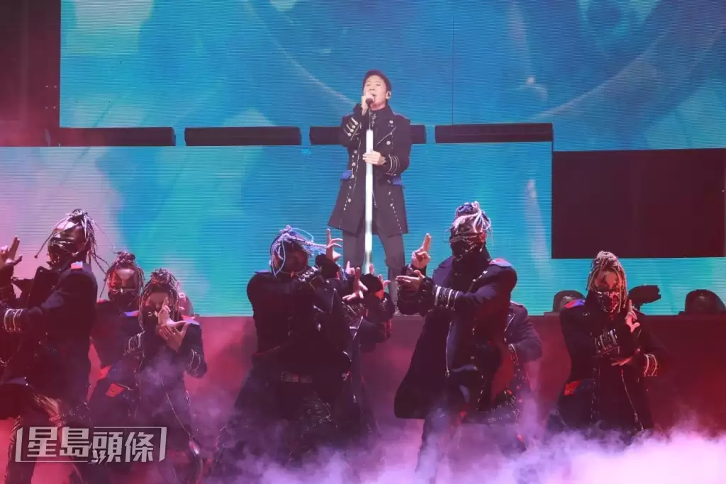 黎明红馆演唱会今晚圆满落幕  容祖儿、阿Sa化身小粉丝   兴奋大玩“红萝卜手灯”