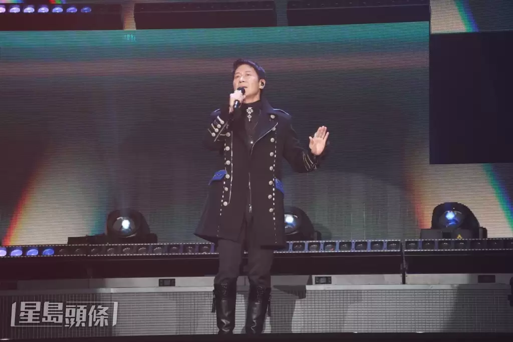 黎明红馆演唱会今晚圆满落幕  容祖儿、阿Sa化身小粉丝   兴奋大玩“红萝卜手灯”