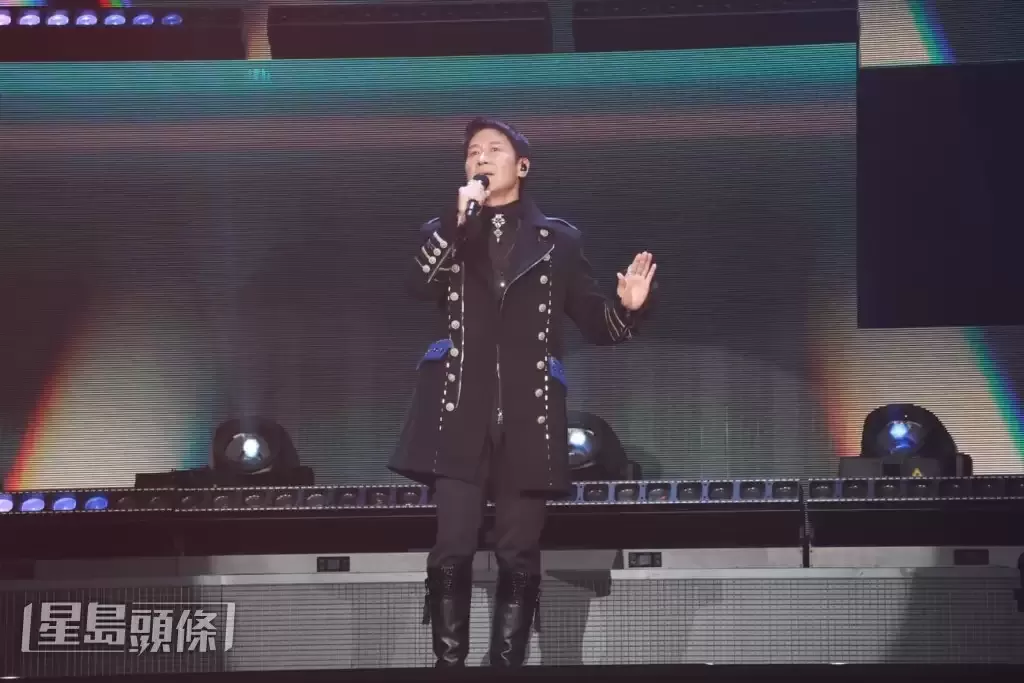黎明红馆演唱会今晚圆满落幕  容祖儿、阿Sa化身小粉丝   兴奋大玩“红萝卜手灯”