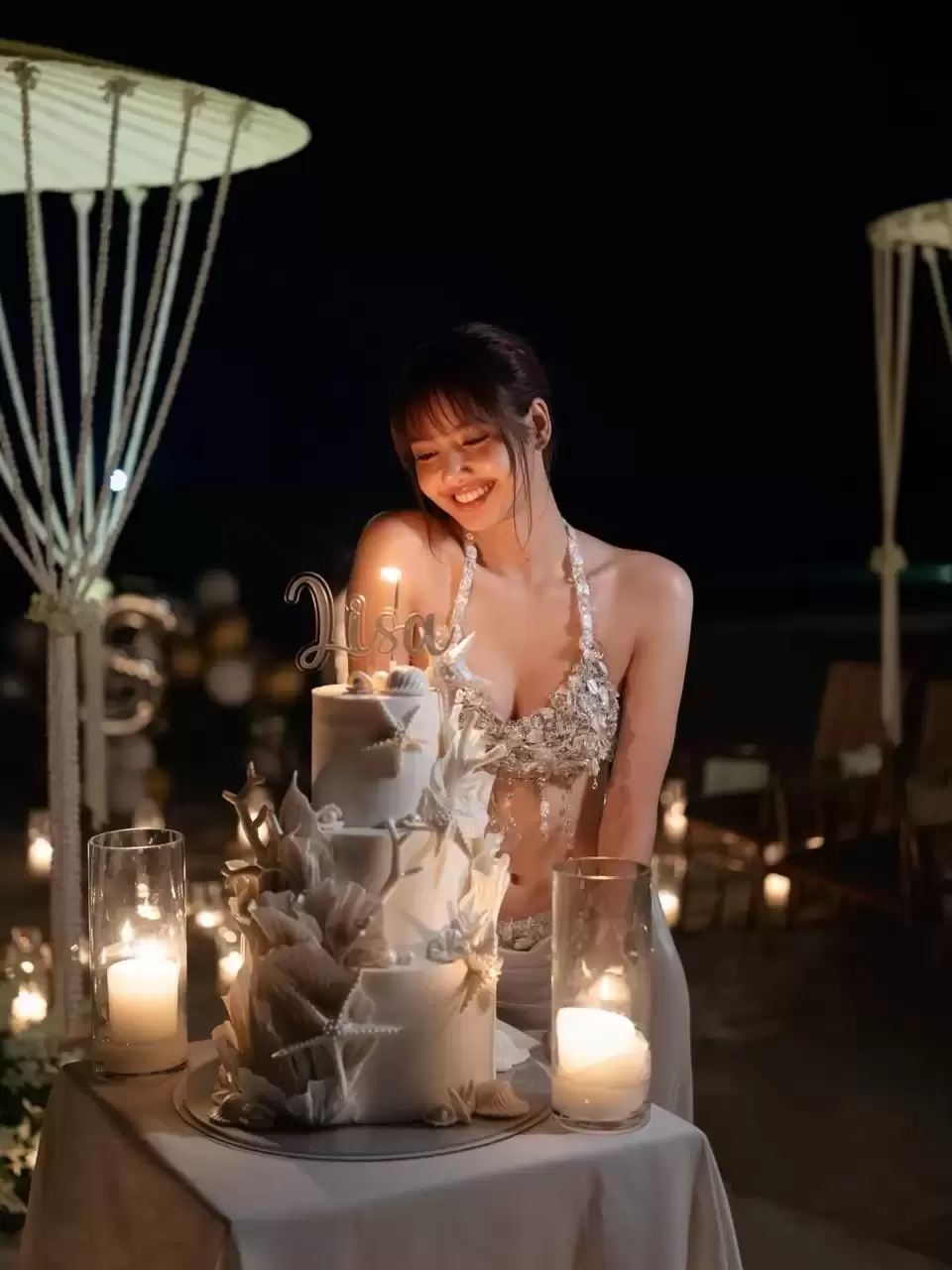 Lisa登K-pop第一人拉斯维加斯驻唱  29岁生日扮美人鱼沙滩躺平