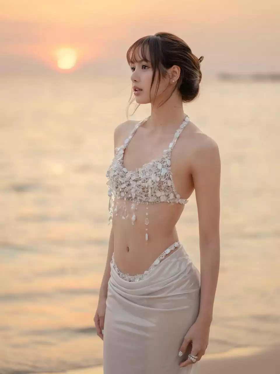 Lisa登K-pop第一人拉斯维加斯驻唱  29岁生日扮美人鱼沙滩躺平