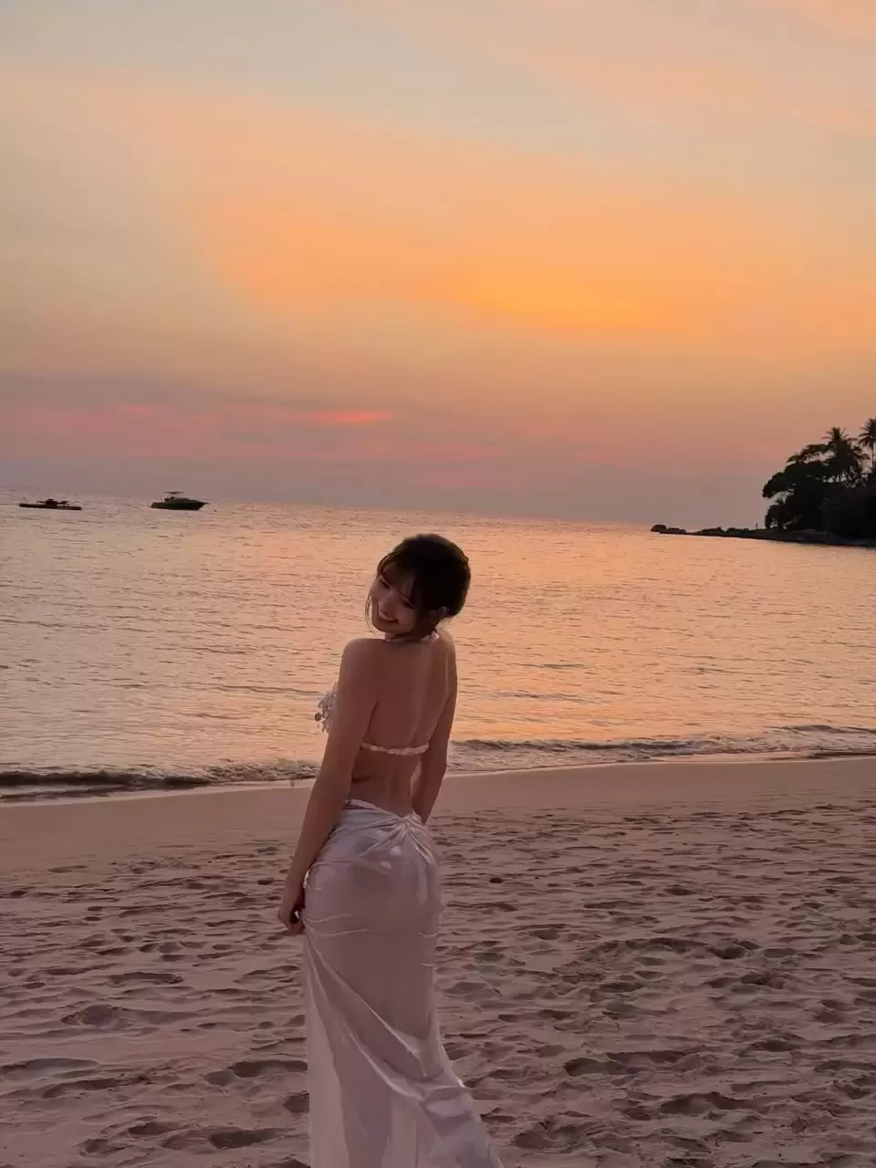 Lisa登K-pop第一人拉斯维加斯驻唱  29岁生日扮美人鱼沙滩躺平
