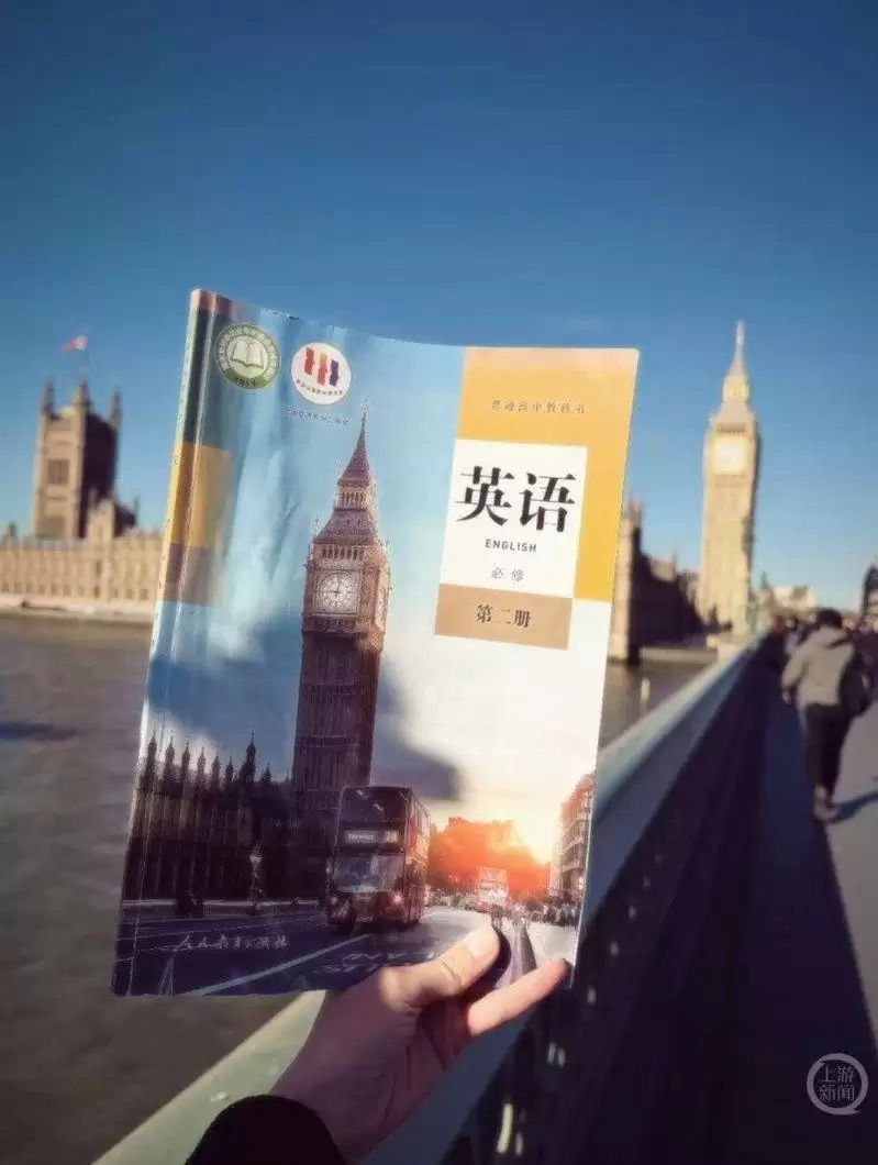 中国课本在金字塔、大笨钟等景点走红 游客“寻书接力”