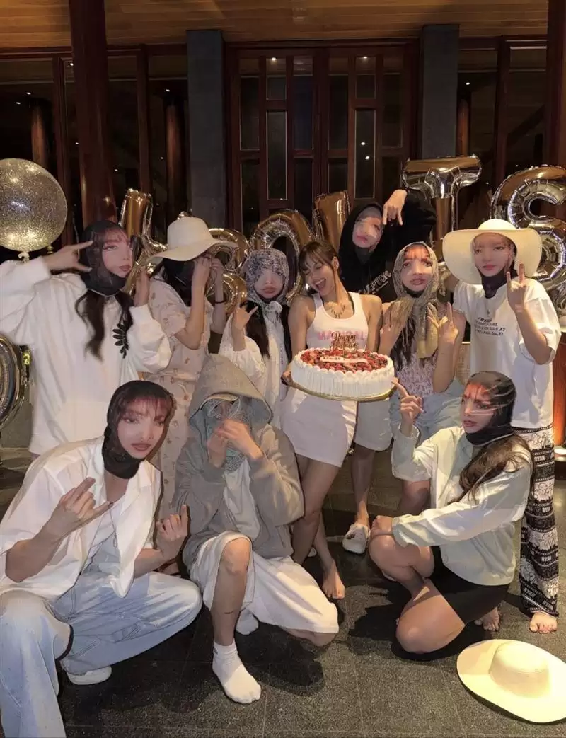 Lisa登K-pop第一人拉斯维加斯驻唱  29岁生日扮美人鱼沙滩躺平