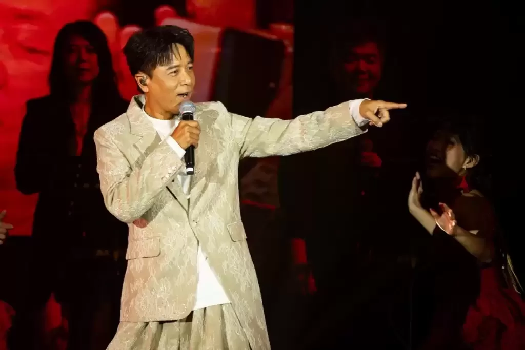 李克勤星洲开骚遇“偷袭”吓亲  Gin Lee、林子祥与叶蒨文轮住撑场