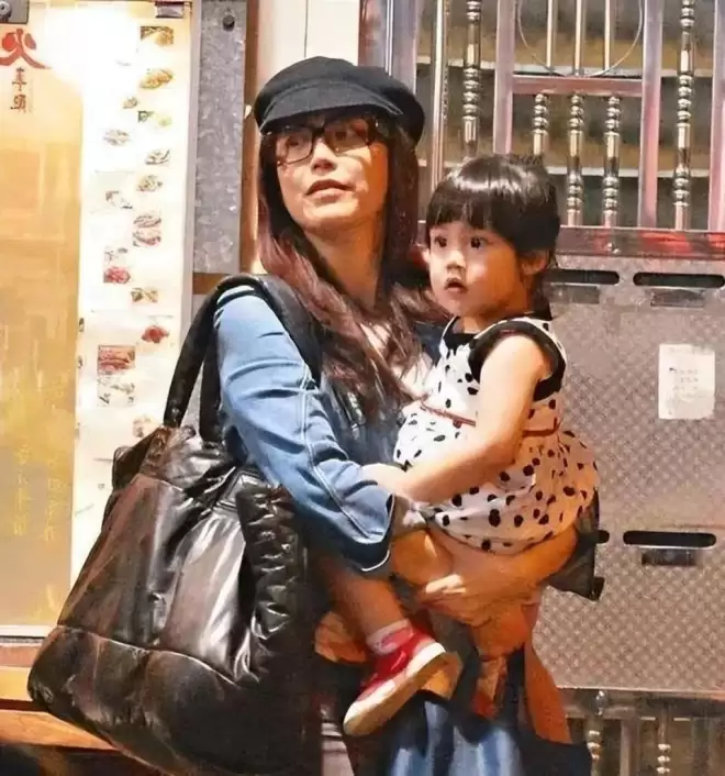 和富商分手后才发现怀孕 如今14岁女儿成她的骄傲