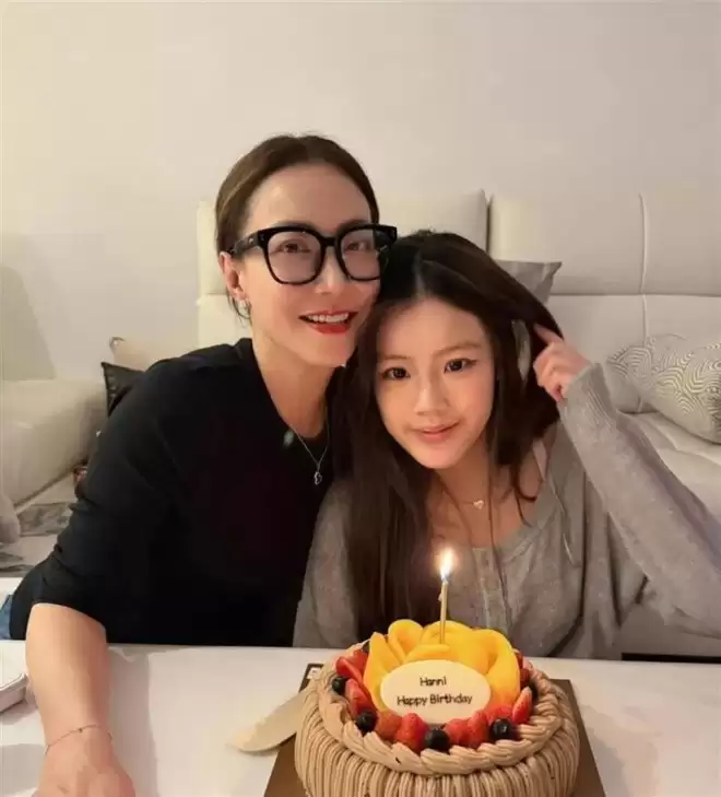 和富商分手后才发现怀孕 如今14岁女儿成她的骄傲