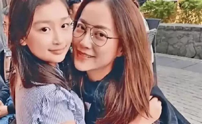 和富商分手后才发现怀孕 如今14岁女儿成她的骄傲