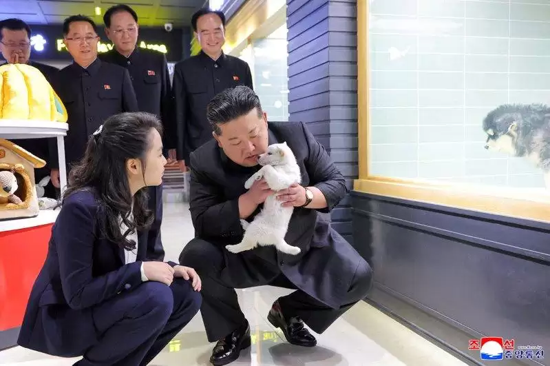 金正恩视察不忘“上演亲子秀”… 偕爱女逛宠物店摸猫狗