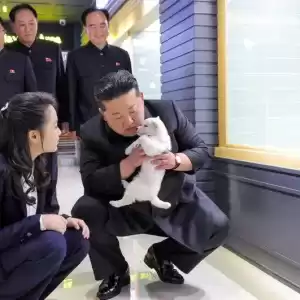 金正恩视察不忘“上演亲子秀”… 偕爱女逛宠物店摸猫狗