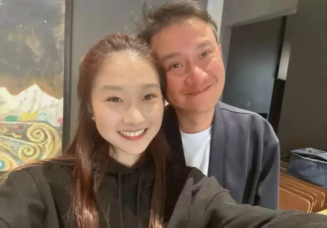 马伊琍大女儿晒与爸爸合影！文章头发稀疏略显老态
