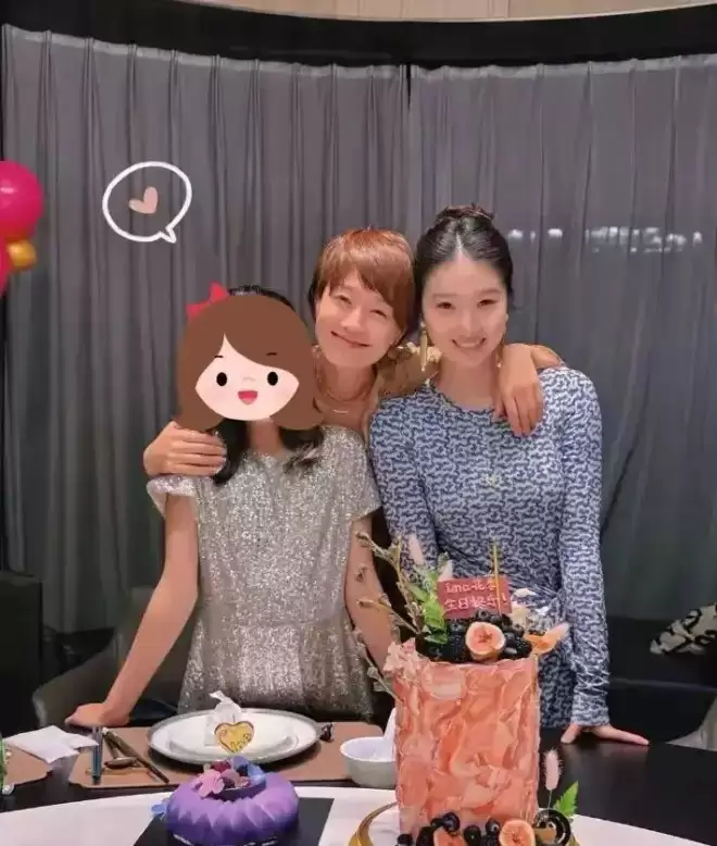 马伊琍大女儿晒与爸爸合影！文章头发稀疏略显老态