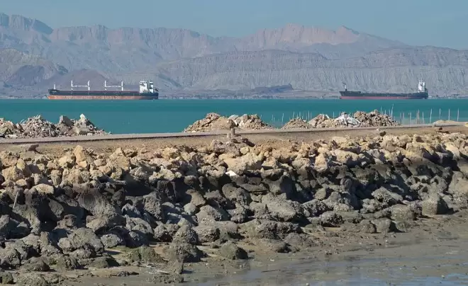 伊朗允许运载必需品的船只通过霍尔木兹海峡
