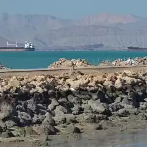 伊朗允许运载必需品的船只通过霍尔木兹海峡