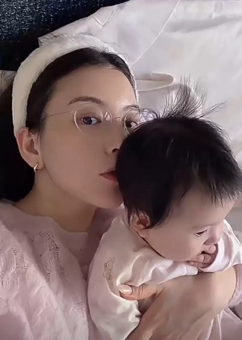 郭富城5个月3宝曝光 方媛抱女儿甜炸 网喊：颜值太犯规