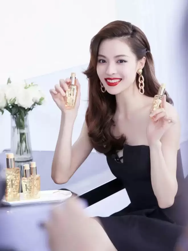 美女红星钟楚曦写真甜美妩媚！魔鬼身材太性感火辣