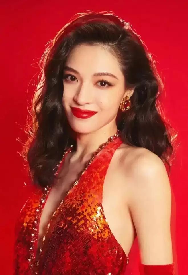 美女红星钟楚曦写真甜美妩媚！魔鬼身材太性感火辣