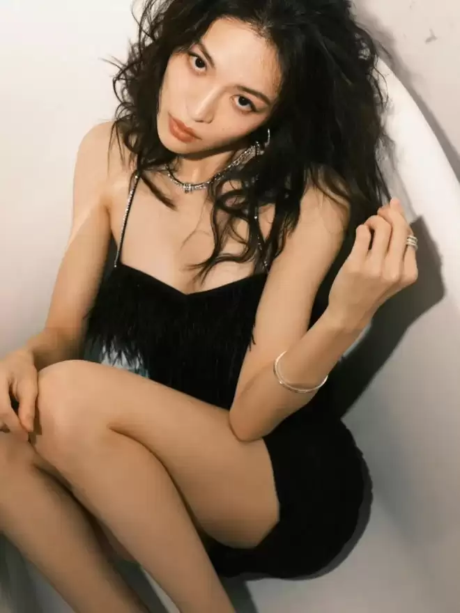 美女红星钟楚曦写真甜美妩媚！魔鬼身材太性感火辣