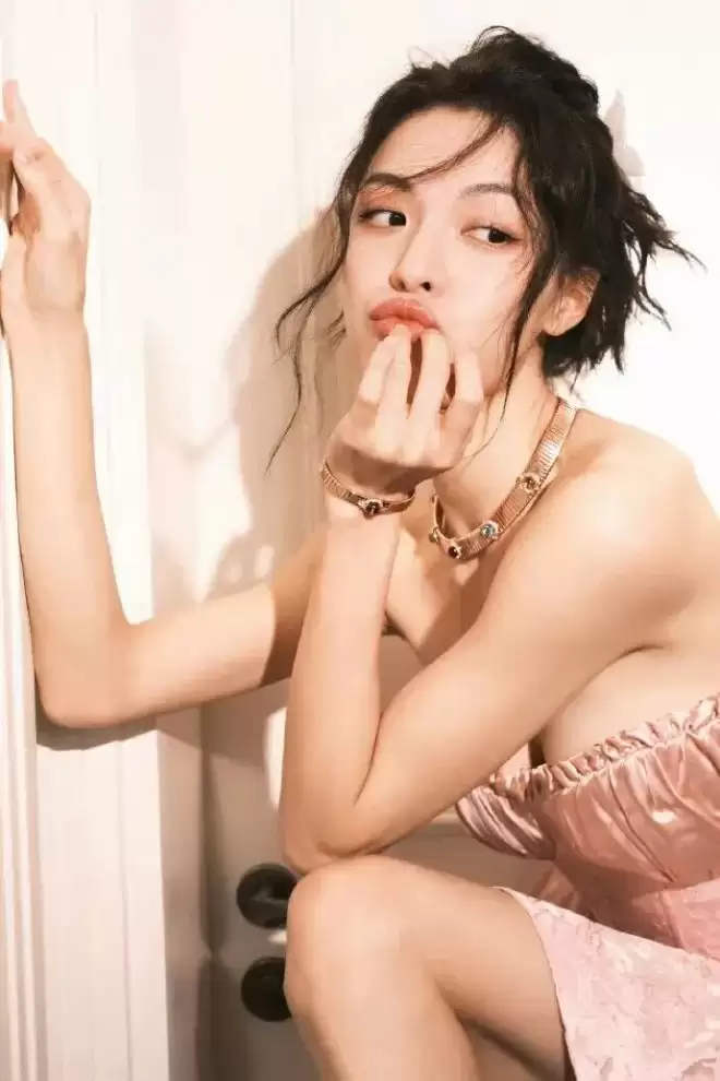 美女红星钟楚曦写真甜美妩媚！魔鬼身材太性感火辣