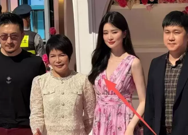 原来她是乔欣妈妈，二婚嫁上海豪门托举女儿