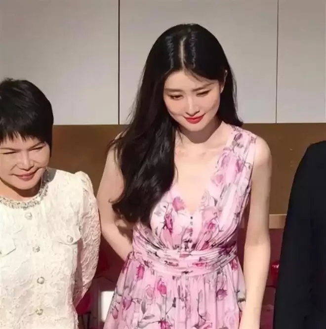 原来她是乔欣妈妈，二婚嫁上海豪门托举女儿