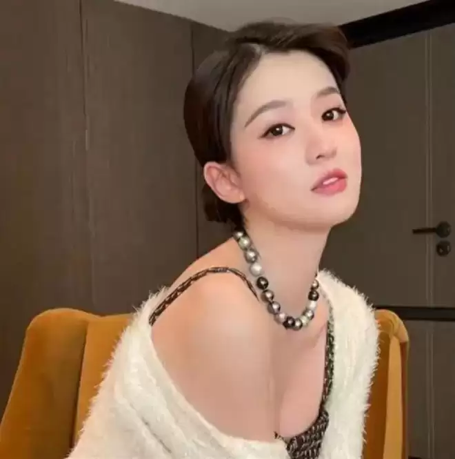 原来她是乔欣妈妈，二婚嫁上海豪门托举女儿