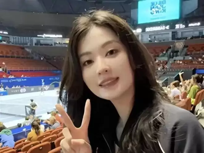 原来她是乔欣妈妈，二婚嫁上海豪门托举女儿
