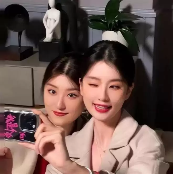 原来她是乔欣妈妈，二婚嫁上海豪门托举女儿