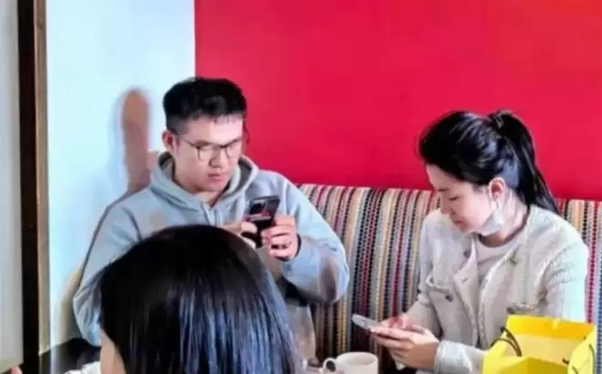 原来她是乔欣妈妈，二婚嫁上海豪门托举女儿