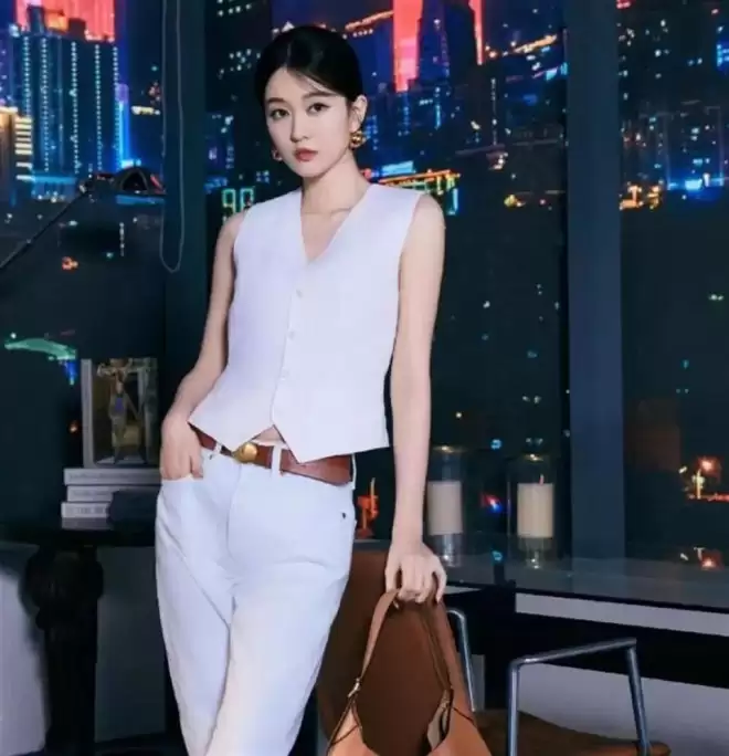原来她是乔欣妈妈，二婚嫁上海豪门托举女儿