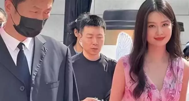 原来她是乔欣妈妈，二婚嫁上海豪门托举女儿