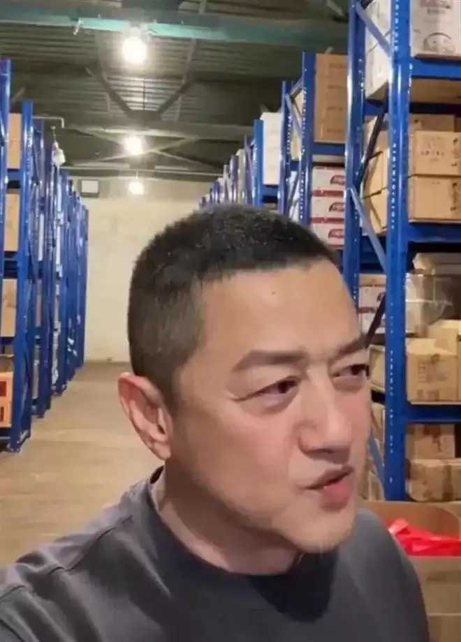 李亚鹏隔空回应张雪：现状买不起，但兄弟我拉群