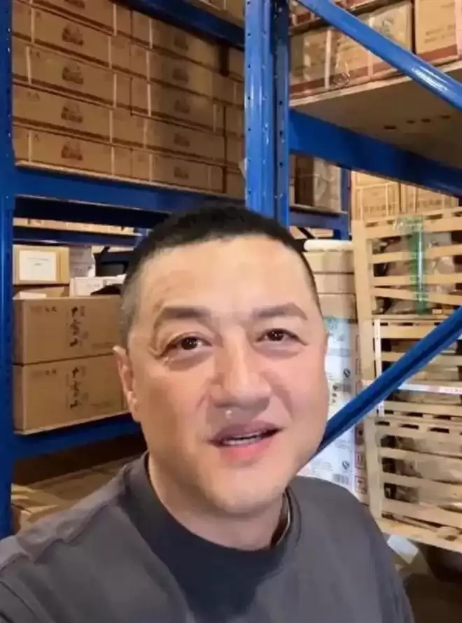 李亚鹏隔空回应张雪：现状买不起，但兄弟我拉群