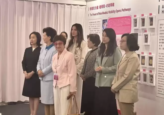 谷爱凌穿新中式现身香港，同框何超琼郭晶晶，合照站中间身高瞩目