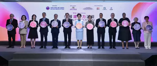 谷爱凌穿新中式现身香港，同框何超琼郭晶晶，合照站中间身高瞩目