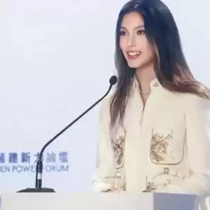 谷爱凌穿新中式现身香港，同框何超琼郭晶晶，合照站中间身高瞩目