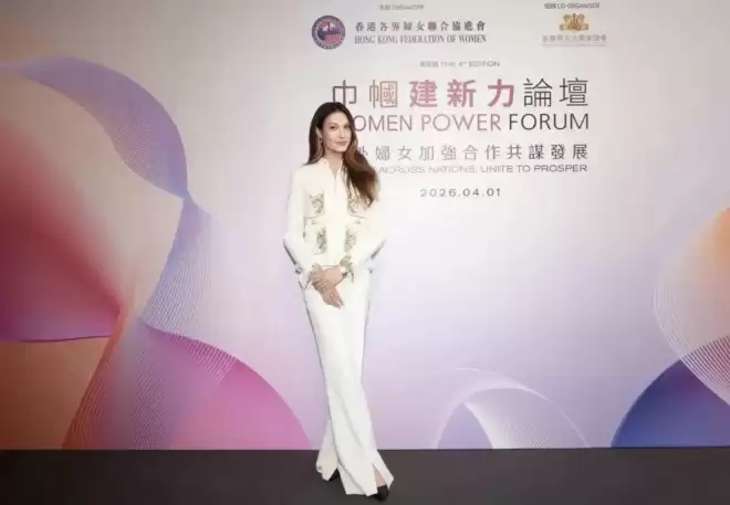 谷爱凌穿新中式现身香港，同框何超琼郭晶晶，合照站中间身高瞩目