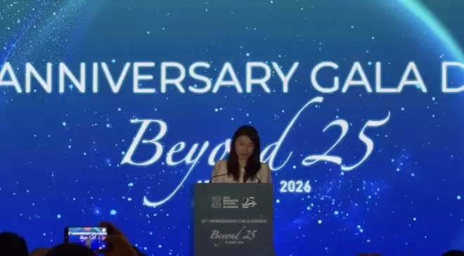 谷爱凌穿新中式现身香港，同框何超琼郭晶晶，合照站中间身高瞩目
